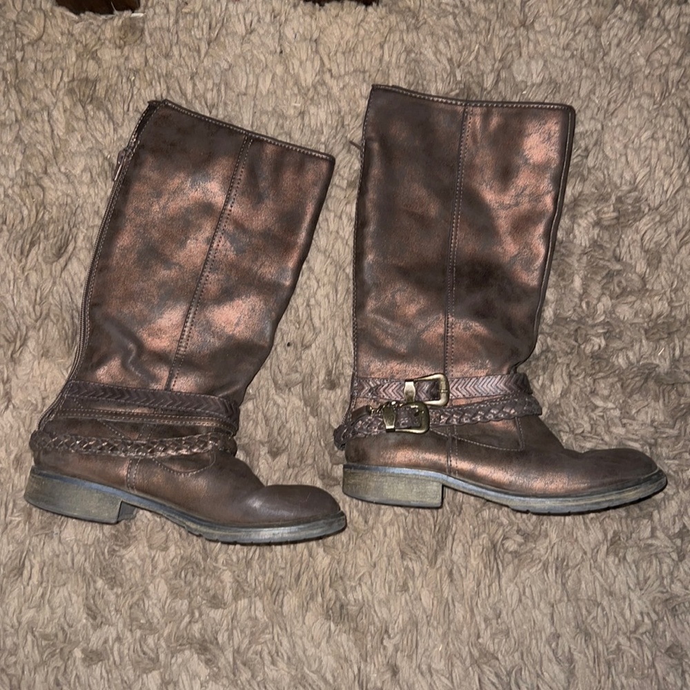 I am selling Stevie’s bronze boots. The size is 4 in girls (kids).